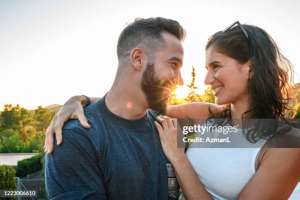 verticale extérieure du couple espagnol de sourire dans le début des années 30 - half shaved hairstyle photos et images de collection