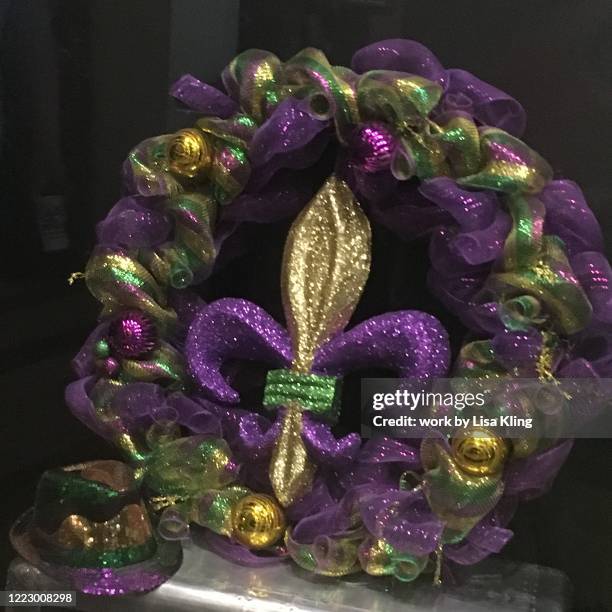 mardi gras wreath in purple, green and gold - mardi gras fun in new orleans bildbanksfoton och bilder