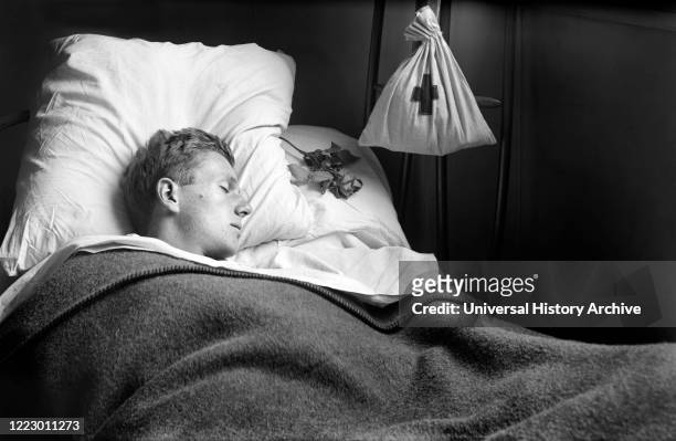 American Soldier in American Military Hospital No. 1 supported by Americana Red Cross, Neuilly, France, Lewis Wickes Hine, American National Red...