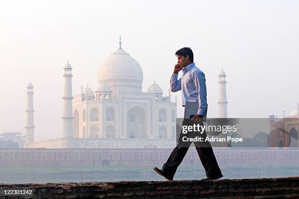 businessman & taj mahal - india phone professional stock-fotos und bilder