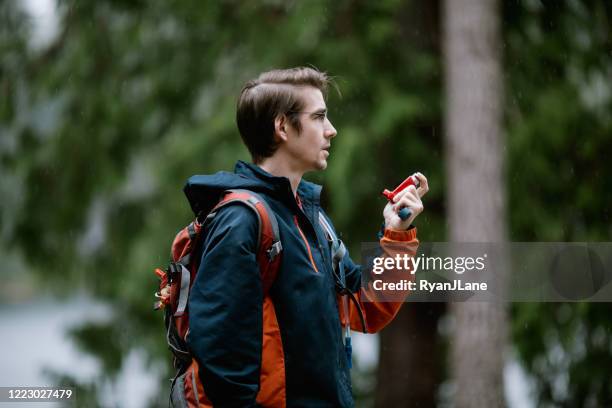 mann mit inhalator beim wandern im freien - mukoviszidose stock-fotos und bilder