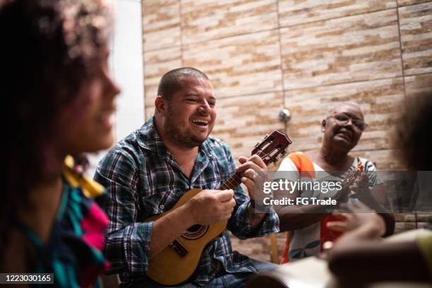 reunión familiar tocando música en casa - samba fotografías e imágenes de stock