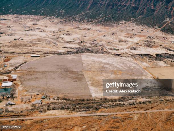 aerial view of castle valley farm field - círculo nas plantações - fotografias e filmes do acervo