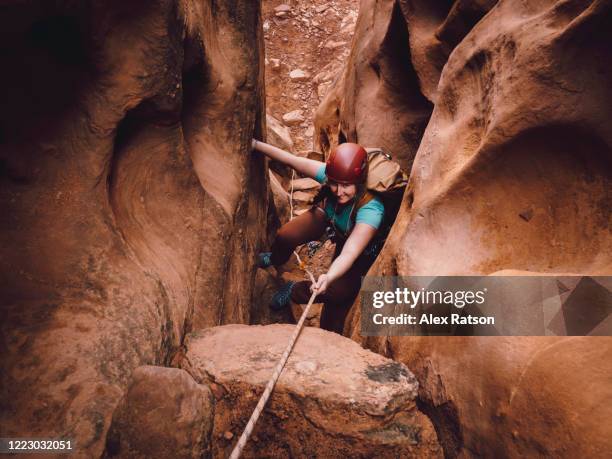 young women climbing parriott mesa - woman climbing rope stock-fotos und bilder