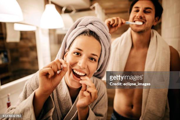 perfektes lächeln - badezimmer mann stock-fotos und bilder