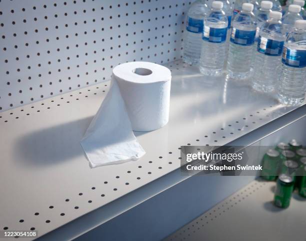 bathroom tissue empty shelves - huntington beach market foto e immagini stock