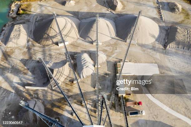 sandbergbau-verarbeitungsanlage, luftansicht - mining from above stock-fotos und bilder