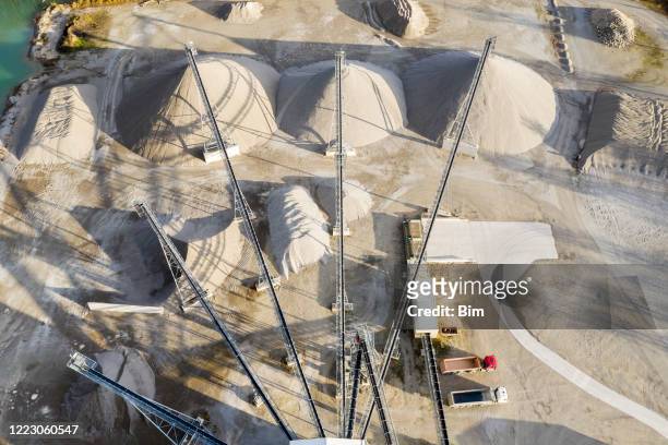 usine de traitement de l’exploitation minière de sable, vue aérienne - ceinture par dessus photos et images de collection