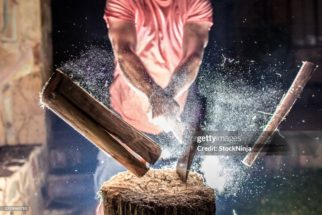 Couper du bois avec une explosion de poussière.