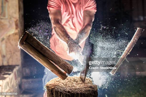 couper du bois avec une explosion de poussière. - coupant photos et images de collection