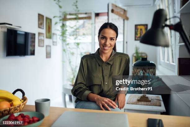 mooie jonge vrouw die van huis werkt - lifehack stockfoto's en -beelden