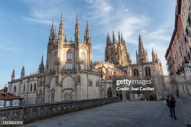 camino pilgrim walking past burgos cathedral in spain - pináculo campanário imagens e fotografias de stock