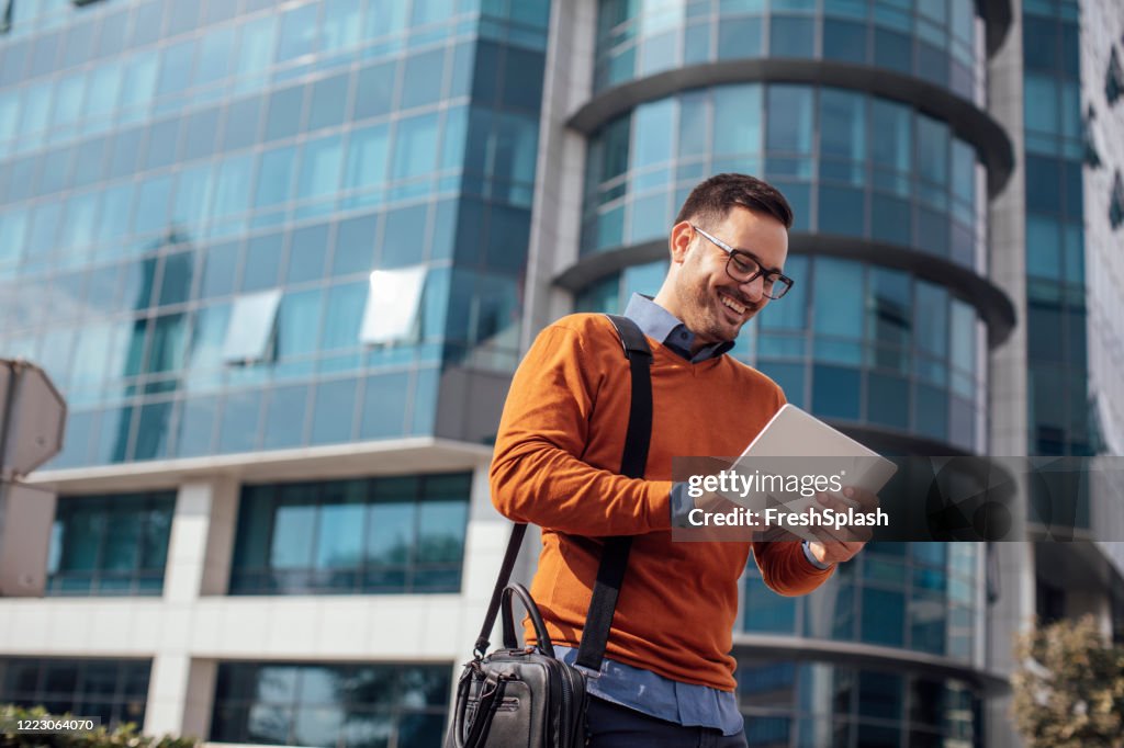 Succesvolle moderne Jonge Zakenman die een Digitale Tablet op de Straat gebruikt