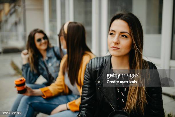 arbol joven mujer divirtiéndose en la ciudad - exclusión fotografías e imágenes de stock