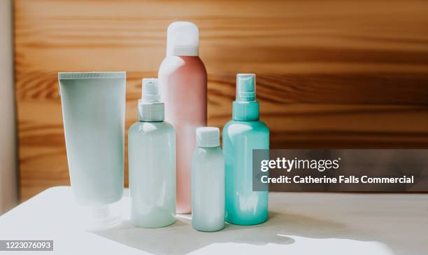 various toiletries - shampoo imagens e fotografias de stock