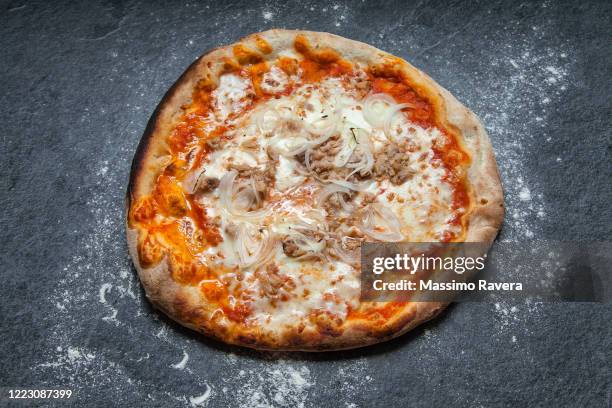 pizza with onions and tuna - cipolla foto e immagini stock