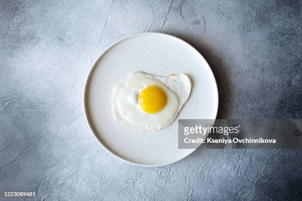 in the course of making breakfast with fresh eggs - setzei stock-fotos und bilder