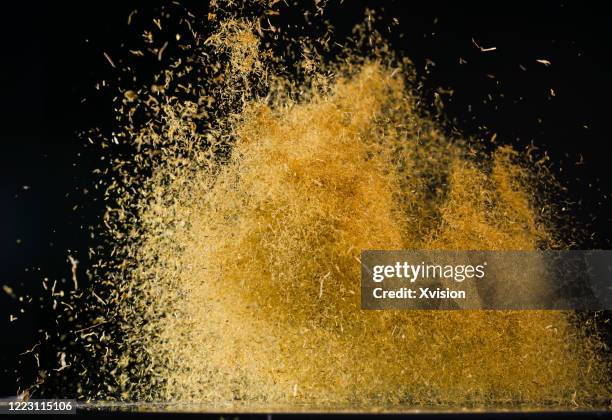 tobacco leaves cut into pieces for smoking - tobacco product stockfoto's en -beelden