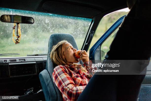 gelukkige vrouw die een appel eet - blond women happy eating stockfoto's en -beelden