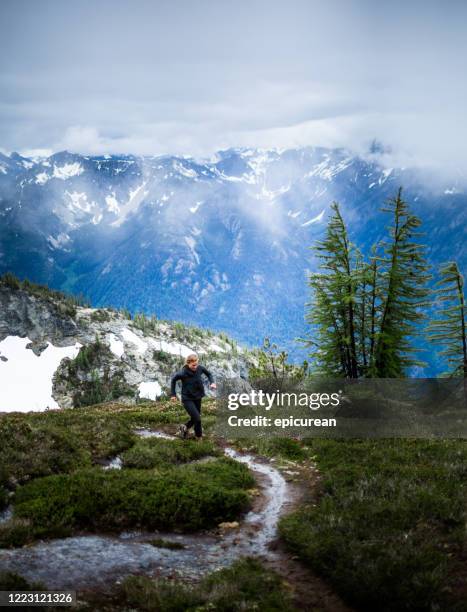 gesunde frau bergweg laufen - lake chelan stock-fotos und bilder