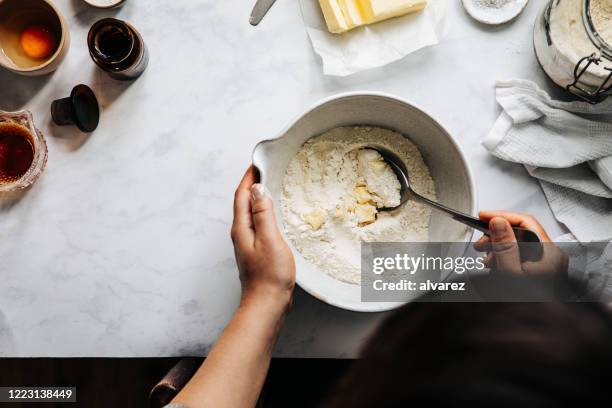 femme préparant la pâte de tarte de fruit avec la farine et le beurre - ingrédients photos et images de collection