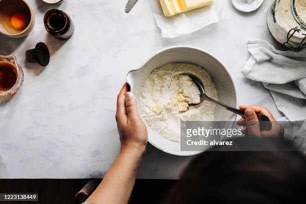 donna che prepara pasta di torta di frutta con farina e burro - preparazione foto e immagini stock