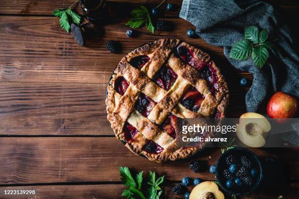 fotografía de alto ángulo de un pastel de fruta de celosía - blackberry fotografías e imágenes de stock