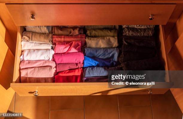 t-shirt drawer in order - color coded stockfoto's en -beelden