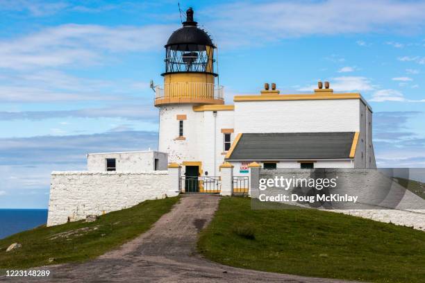 the stoer lighthouse, scotland - point of stoer fotografías e imágenes de stock