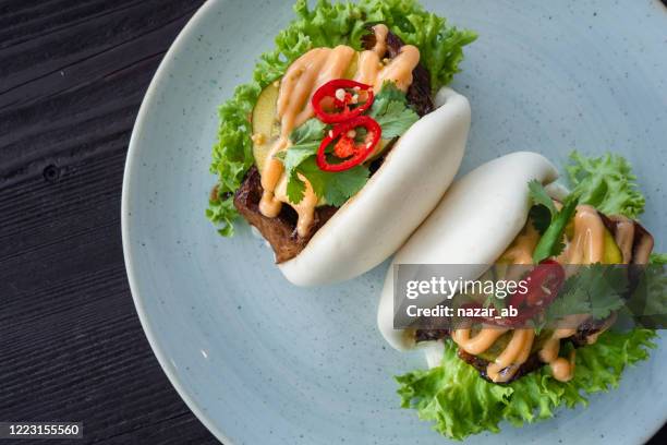 schweinebauch bao buns. - hoisin soße stock-fotos und bilder