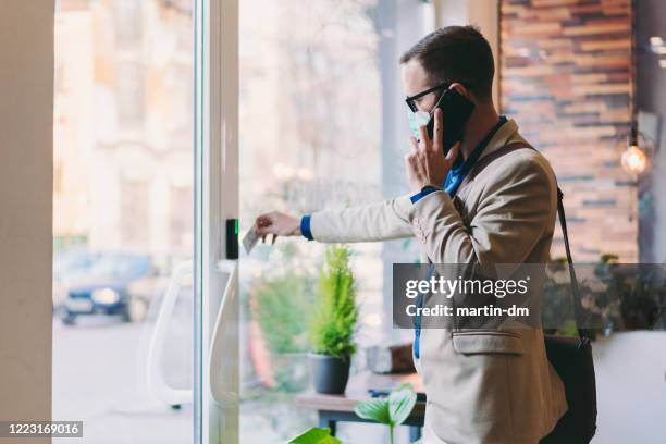 sicherheit im büro bei covid-19-pandemie - op-mundschutz stock-fotos und bilder