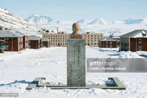 lenin bust, statue, in pyramiden ghost town, svalbard. - monument of lenin stock pictures, royalty-free photos & images