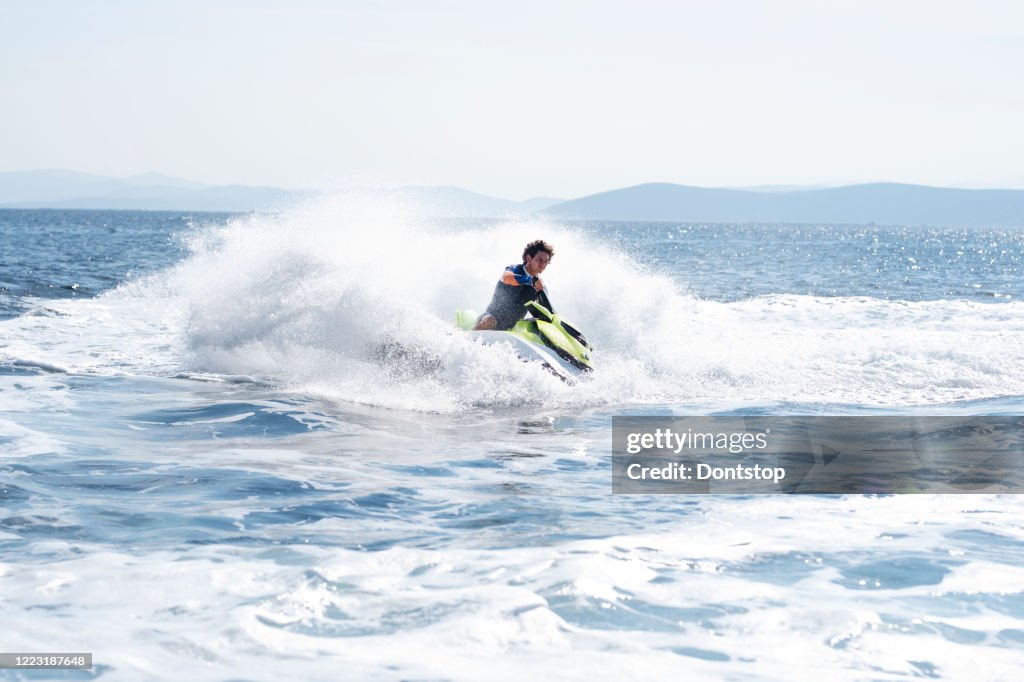 Jetski auf türkisfarbenem Meer an einem blauen Tag