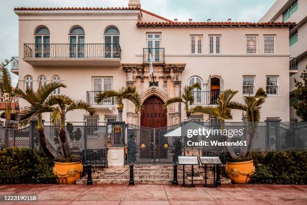 casa casuarina, versace mansion in south beach, miami beach, florida usa - casa exterior stockfoto's en -beelden