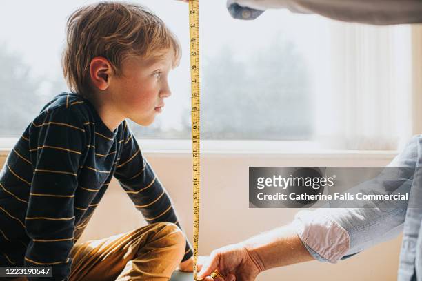 measuring child - mass unit of measurement stock-fotos und bilder