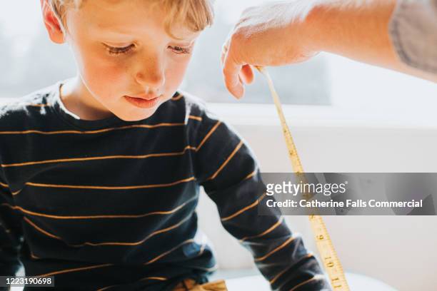 measuring boy - mass unit of measurement stock-fotos und bilder