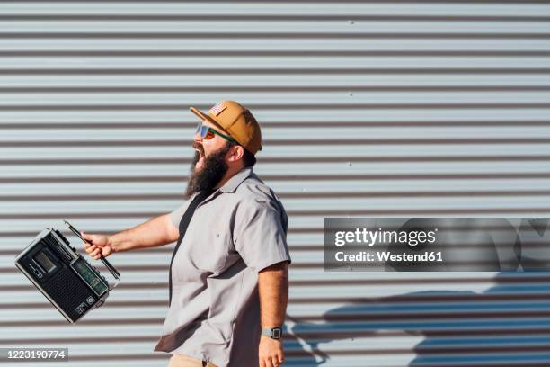 bearded man with portable radio - alleen één oudere man stockfoto's en -beelden