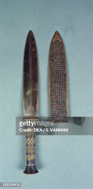 Egyptian civilization, New Kingdom, Dynasty XVIII. Treasure of Tutankhamen. Dagger of the king, made of gold, iron, semi-precious stones and vitreous...