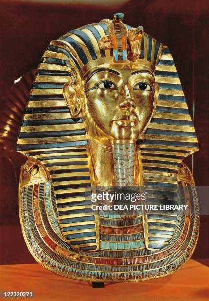 Egyptian civilization. Burial mask of gold, lapislazuli, obsidian and turquoises of pharaoh Nebkheperura Tutankhamen , Dynasty XVIII, New Kingdom .