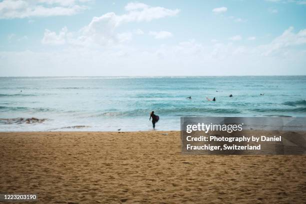 surfers at manly beach - manly beach stock pictures, royalty-free photos & images