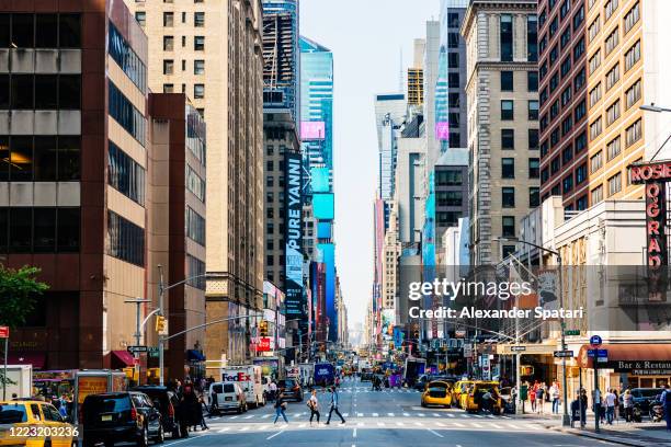seventh avenue in manhattan, new york city, usa - 7th avenue stockfoto's en -beelden