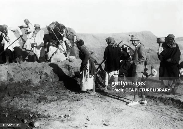 Iraq, Mesopotamia, The British archaeologist Charles Leonard Woolley during his excavations at Ur in 1922-34, vintage photograph.