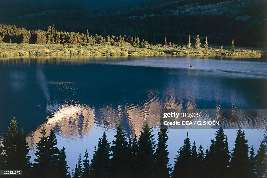 USA, Montana, Waterton-Glacier International Peace Park, Swiftcurrent Lake