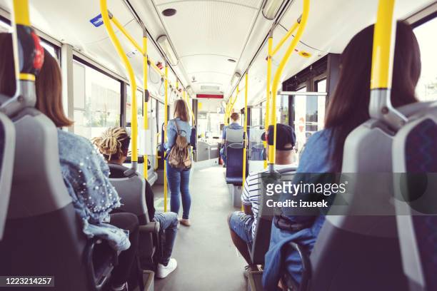 vista posteriore dei passeggeri pendolari con i mezzi pubblici - autobus foto e immagini stock
