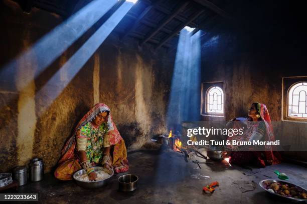 india, gujarat, kutch, meghwal ethnic group - dalit stockfoto's en -beelden