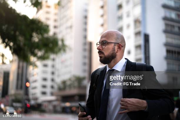 businessman walking on the city - cfo imagens e fotografias de stock