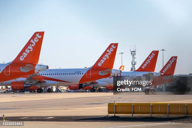 geaard easyjet vliegtuigen - easyjet stockfoto's en -beelden