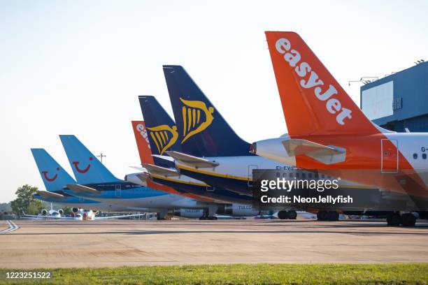 vluchten aan de grond op luton airport - easyjet stockfoto's en -beelden
