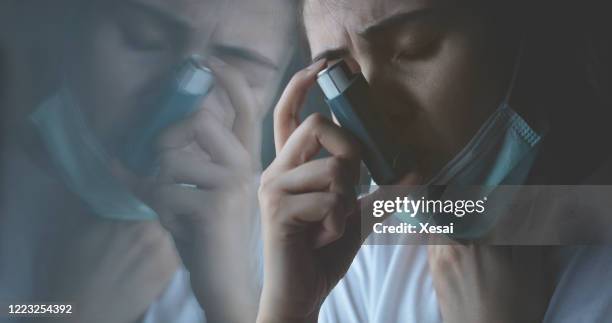 astma-aanval thuis tijdens coronavirus covid 19 isolatie quarantaine dagen - asthma in adults stockfoto's en -beelden