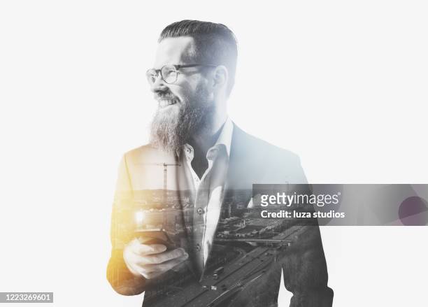 geschäftsmann mit smartphone-doppelbelichtungskonzept - portrait mann schwarz weiß stock-fotos und bilder